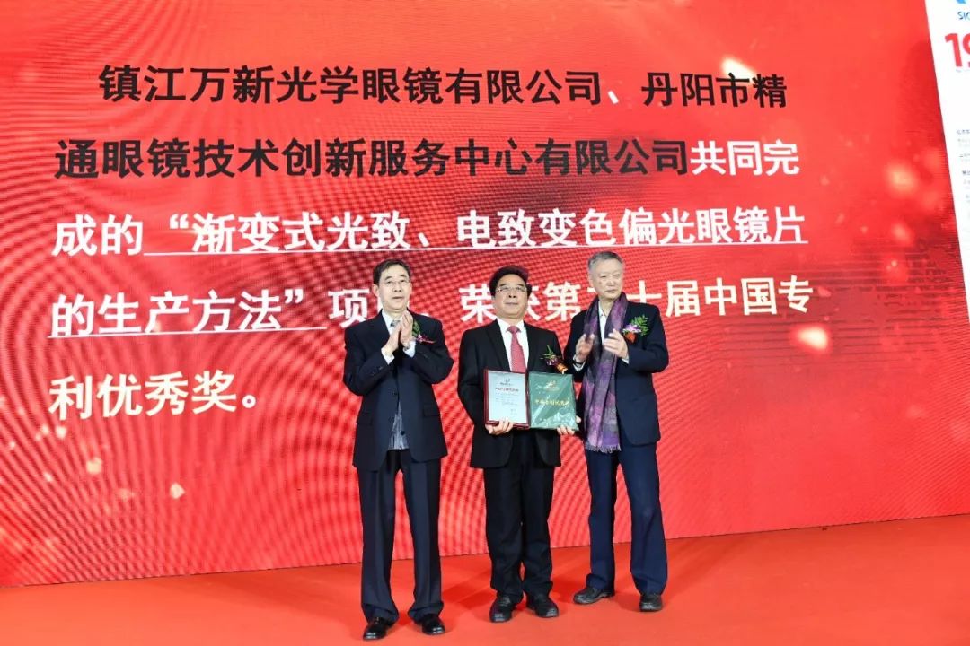  布克荣获社区关怀贡献奖获表彰  